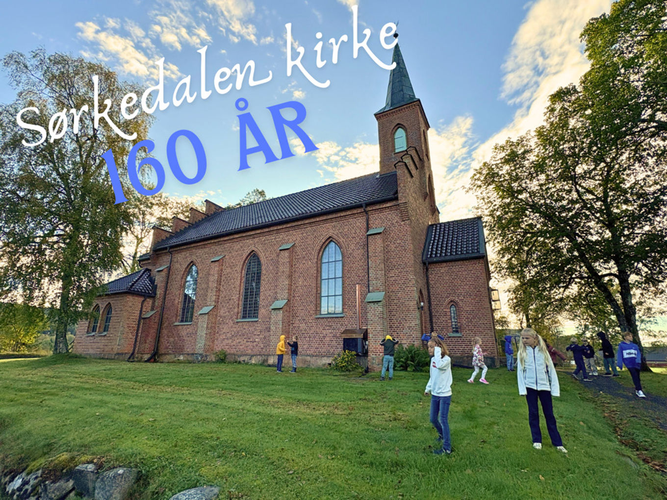 en gruppe mennesker utenfor en kirke