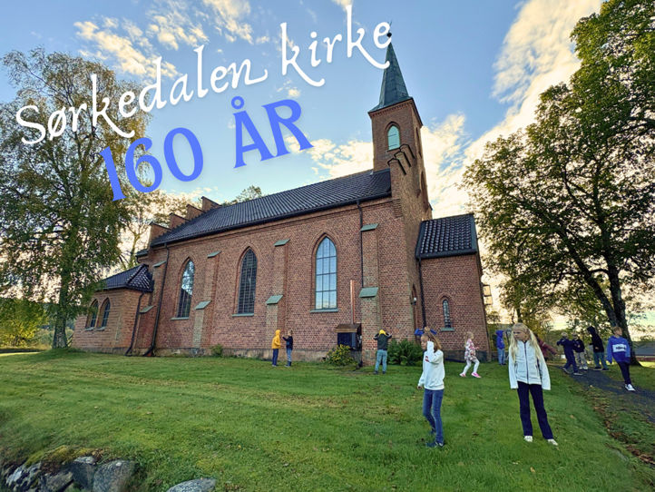 en gruppe mennesker utenfor en kirke