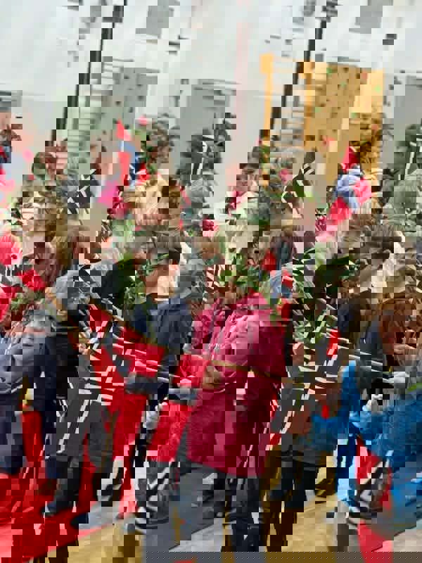 en gruppe barn som holder flagg