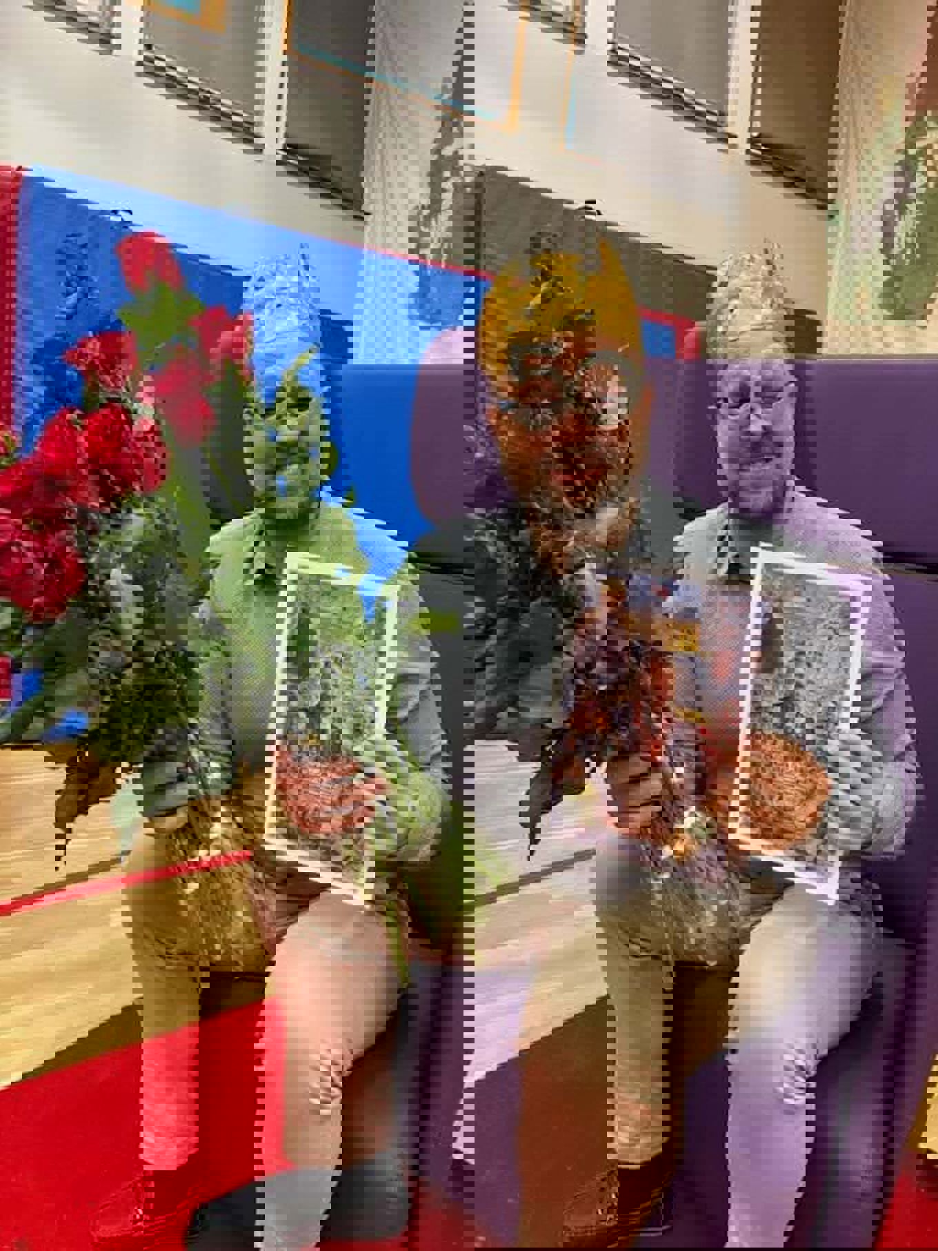 En person som sitter i en stol og holder en bukett blomster