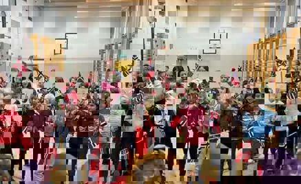 en gruppe barn som står på en scene