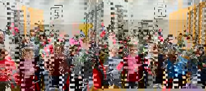 en gruppe barn som står på en scene