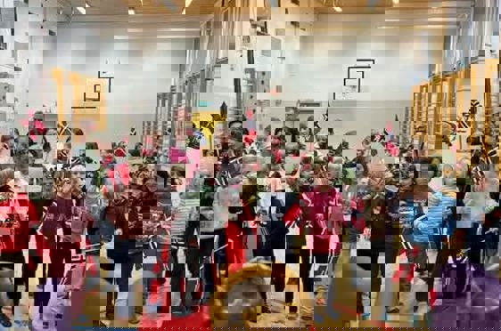 en gruppe barn som står på en scene