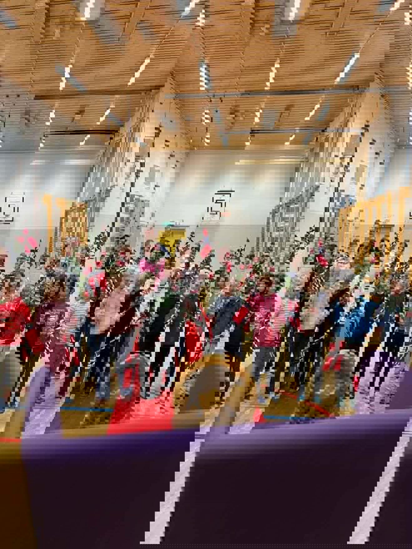 en gruppe barn som står på en scene