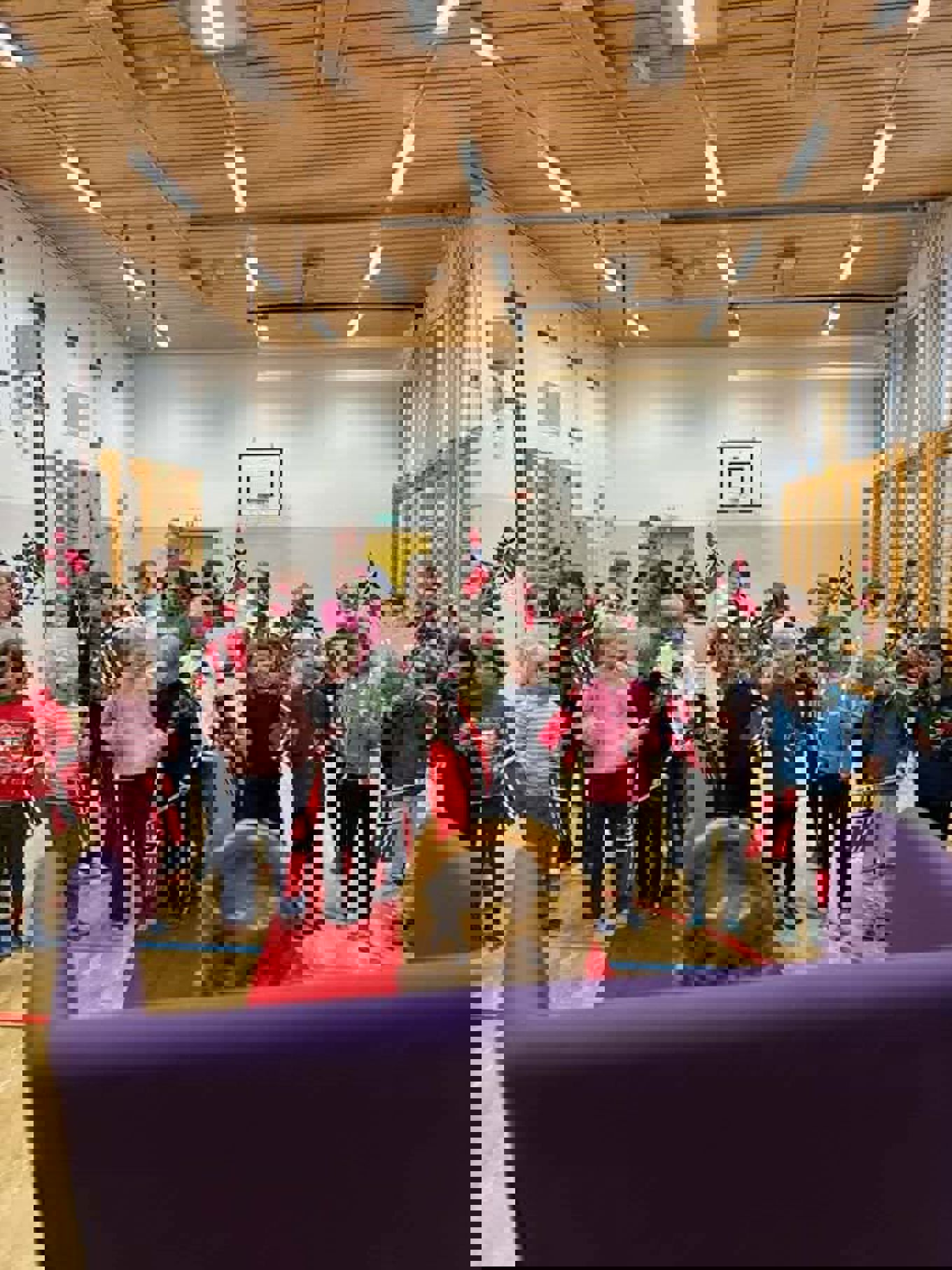 en gruppe barn som står på en scene