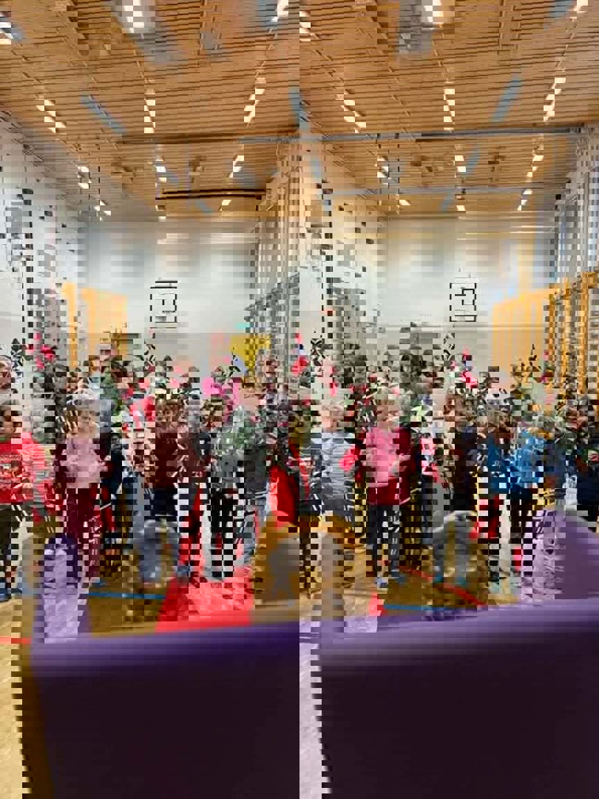 en gruppe barn som står på en scene