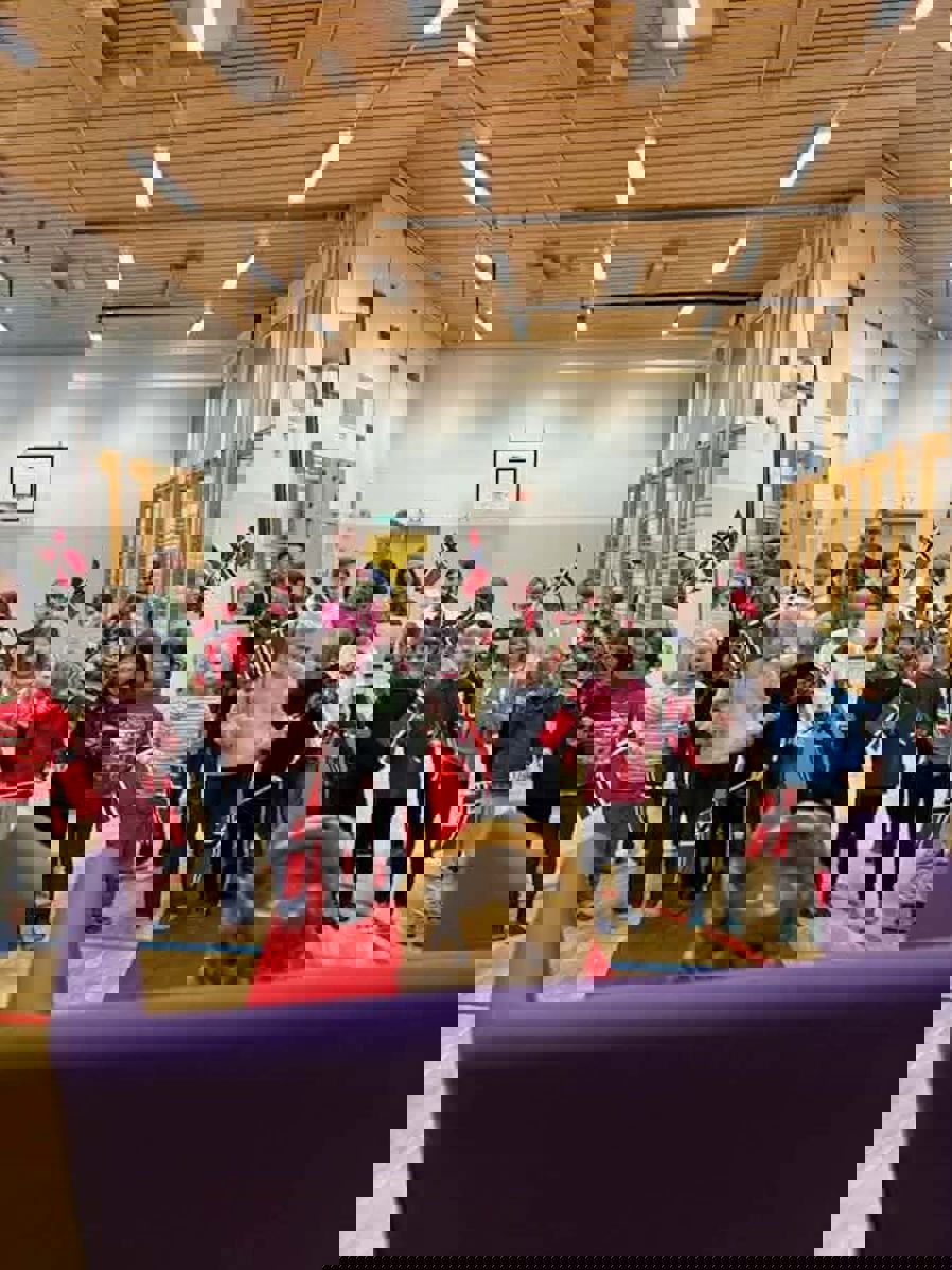 en gruppe barn som står på en scene