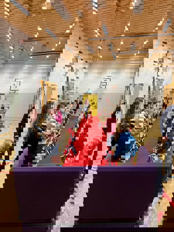 en gruppe mennesker som sitter ved et bord