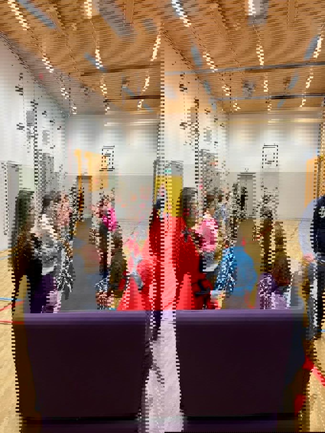 en gruppe mennesker som sitter ved et bord