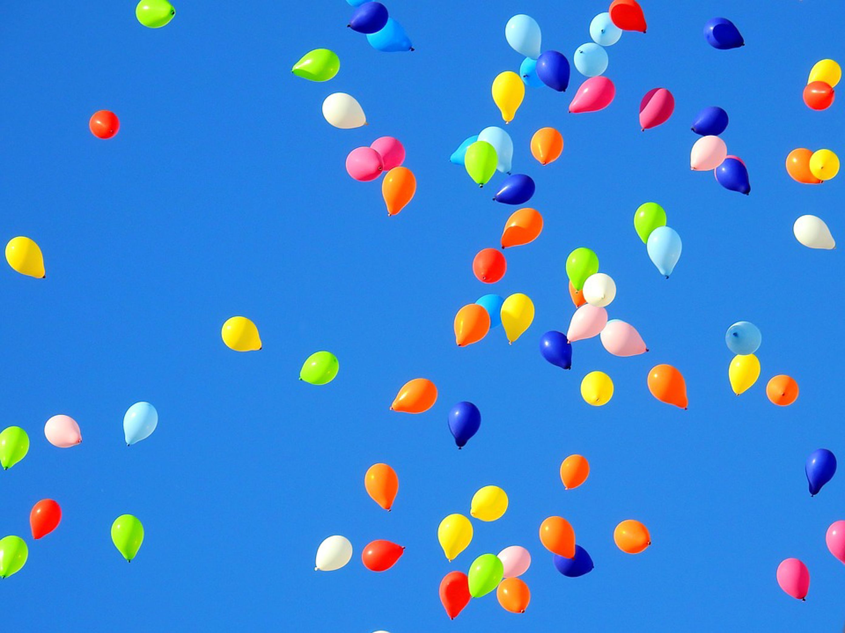 Foto: Ballonger Ballonger mot blå himmel