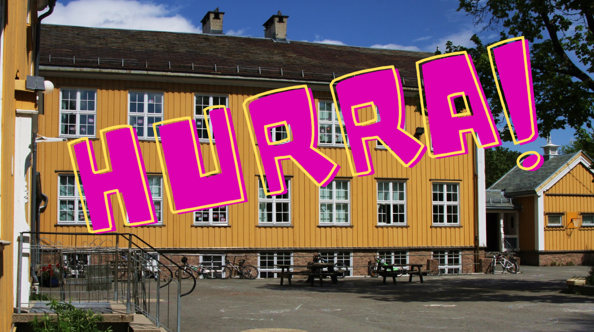 en bygning med et skilt på