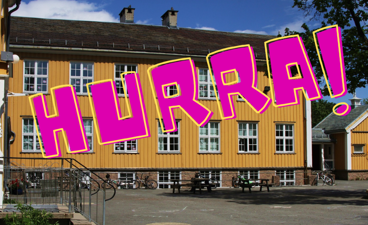 en bygning med et skilt på