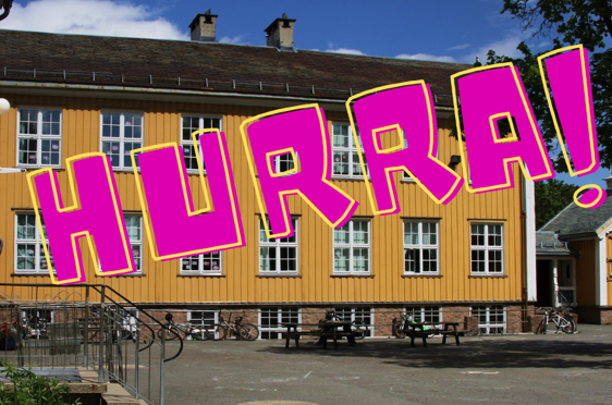 en bygning med et skilt på