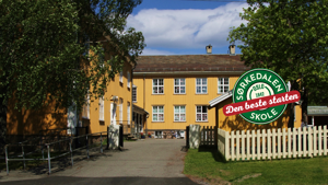 et skilt foran en bygning