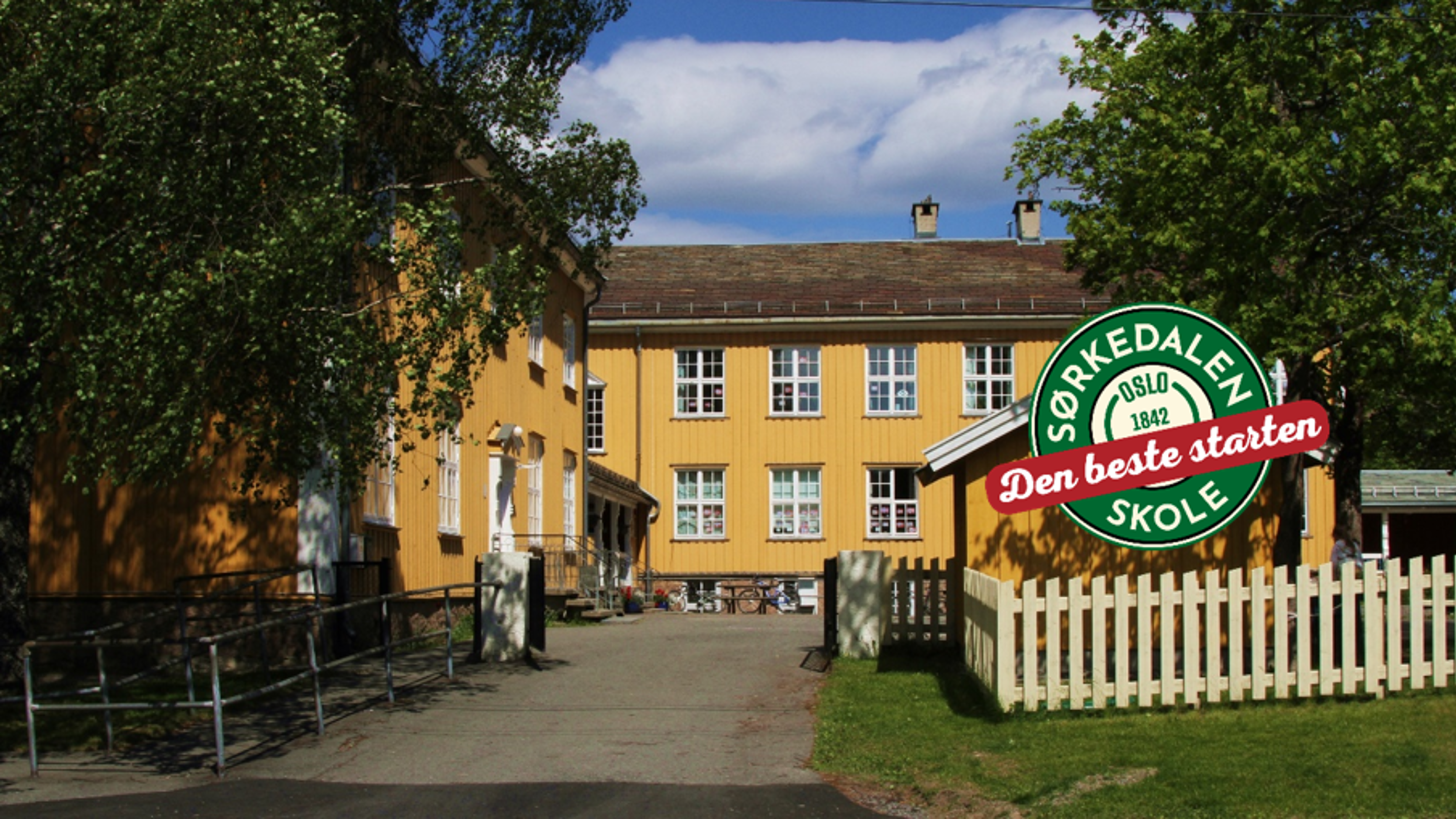 et skilt foran en bygning et skilt foran en bygning