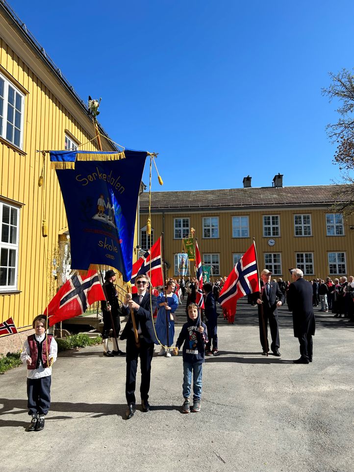 17. mai-tog i Sørkedalen 17. mai-tog i Sørkedalen