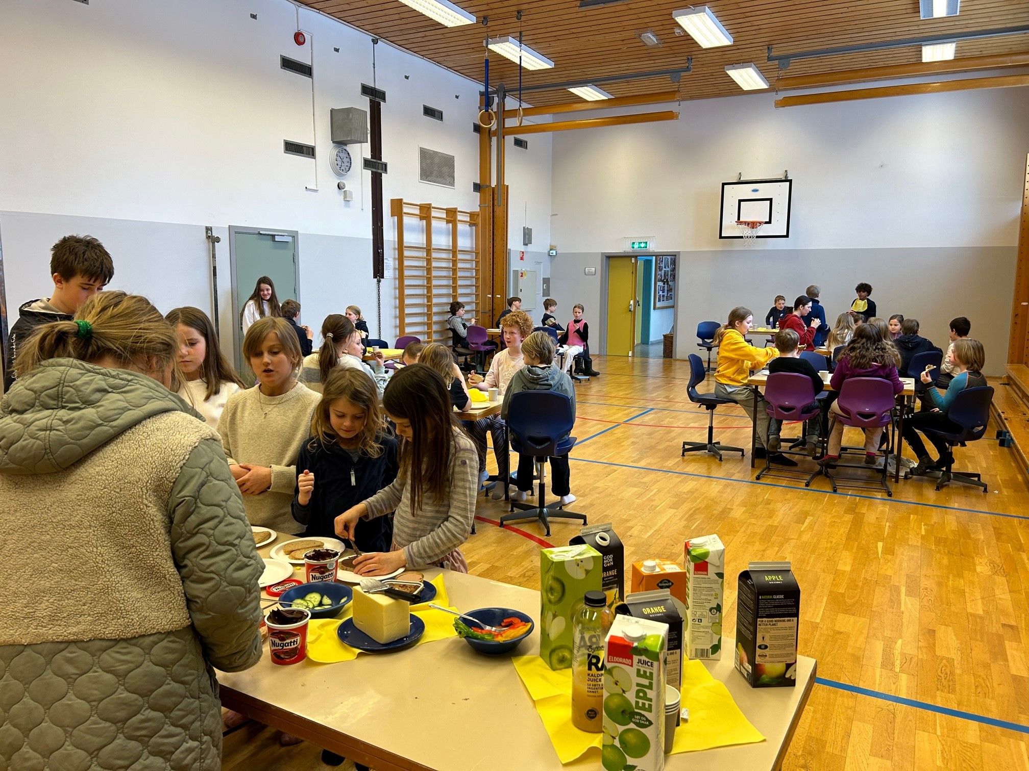 Foto: Sørkedalen skole Påskefrokost i gymsalen