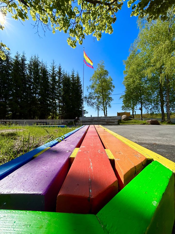 Skolebenk og flaggstang i pridefarger Skolebenk og flaggstang i pridefarger