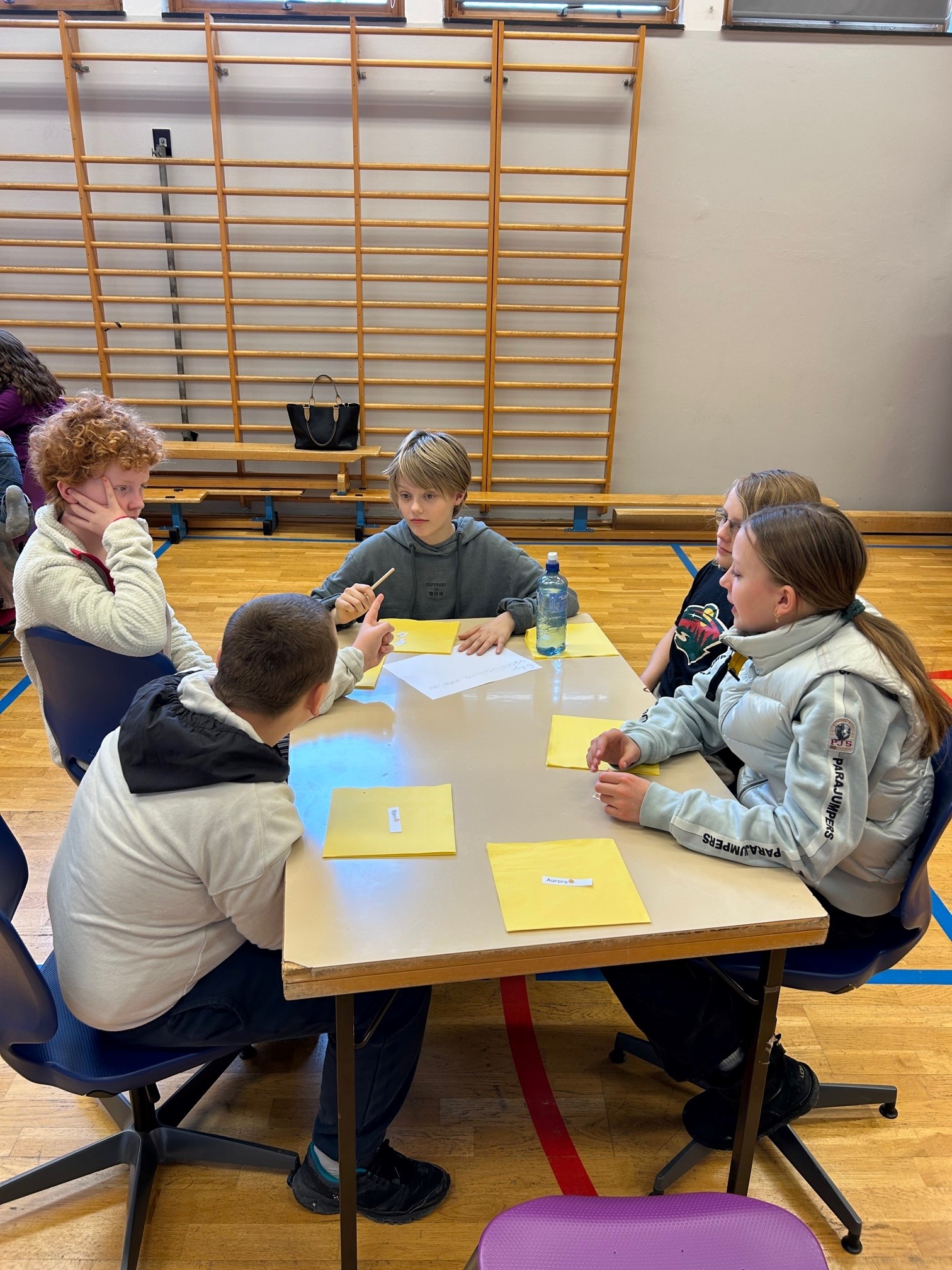 Påskelunsj i gymsalen