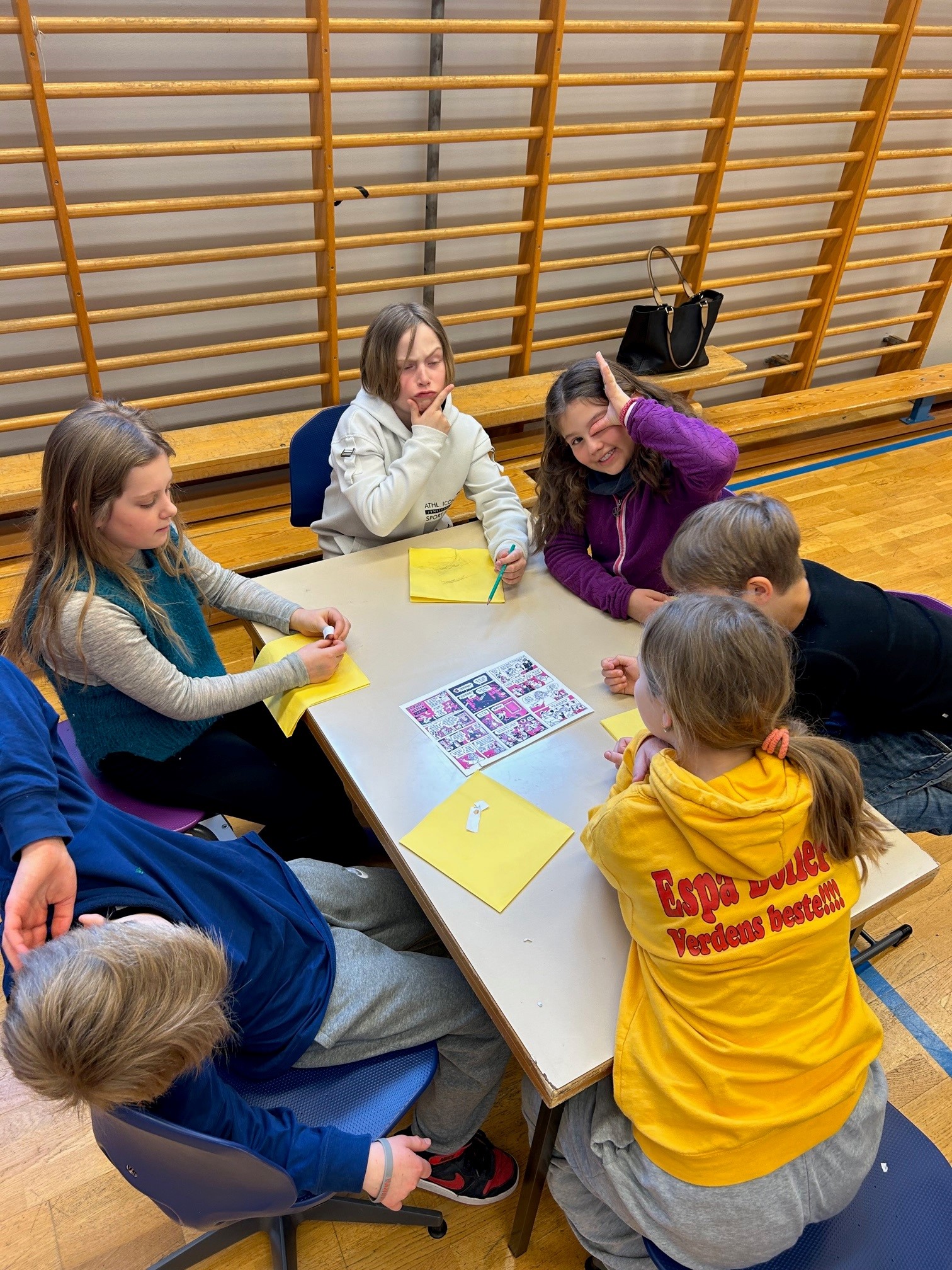 Påskelunsj i gymsalen