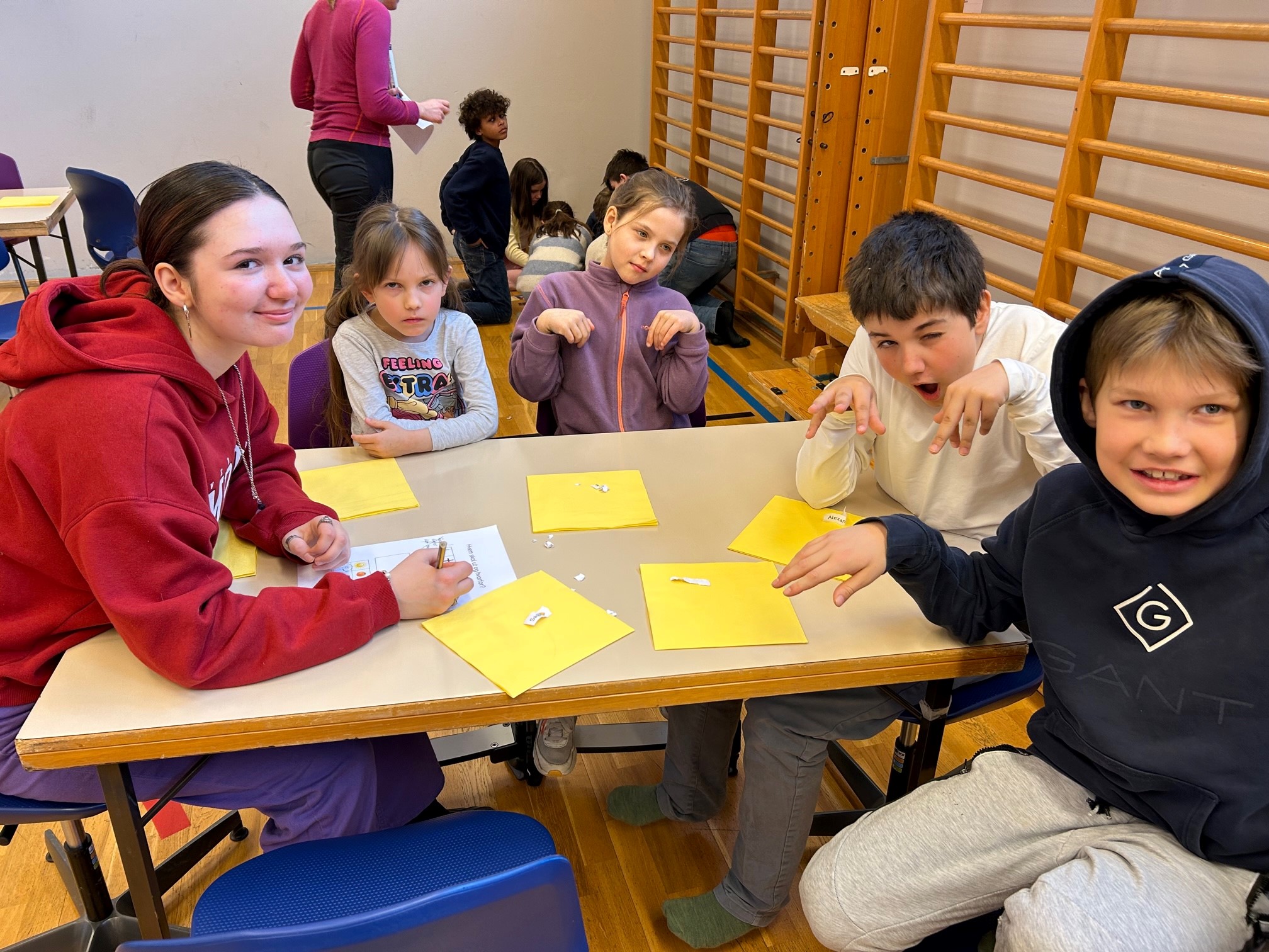 Påskelunsj i gymsalen