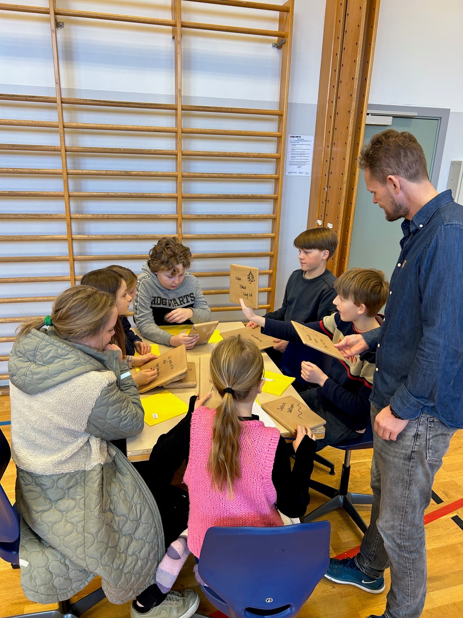 Påskelunsj i gymsalen