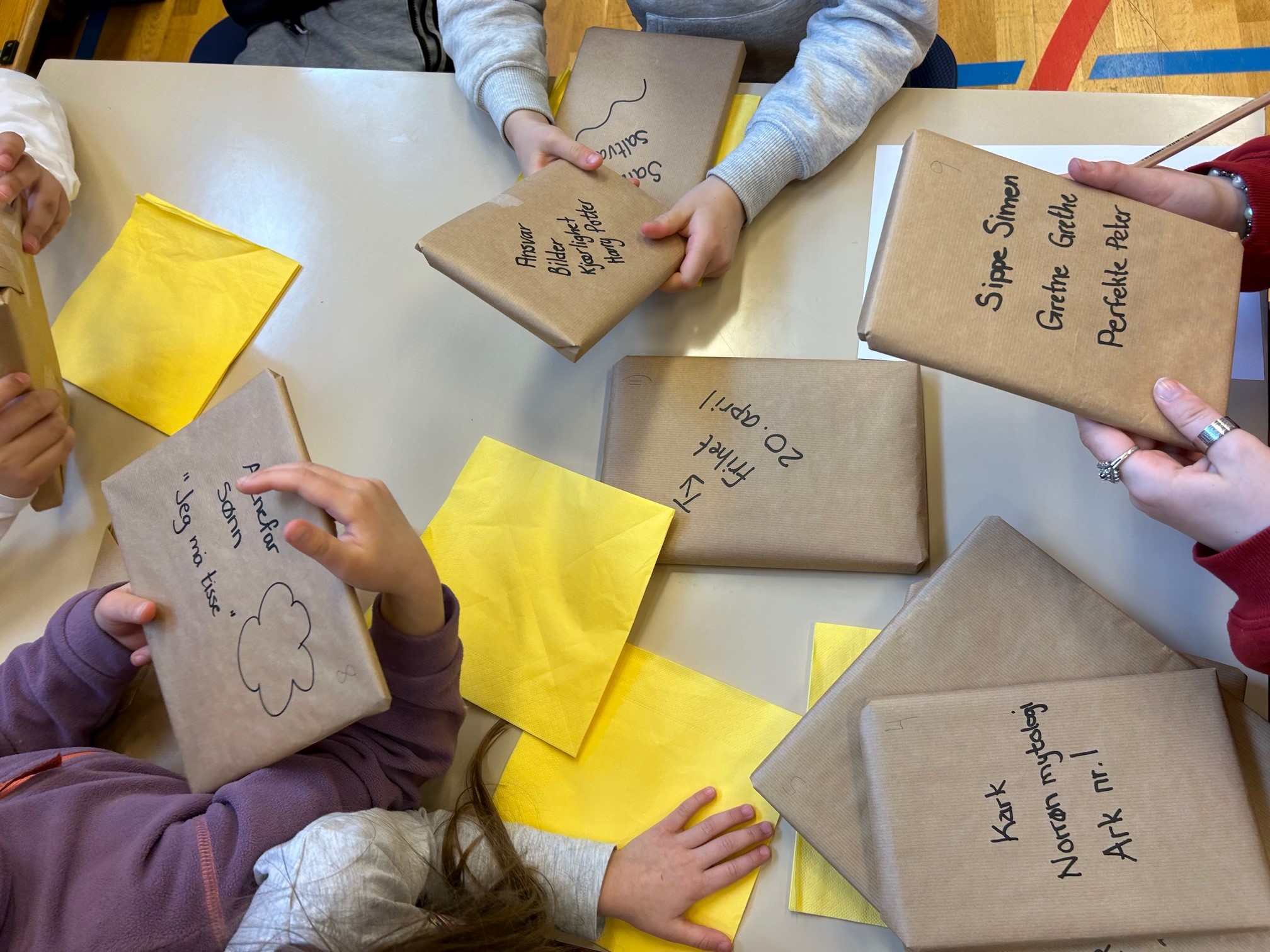 Påskelunsj i gymsalen