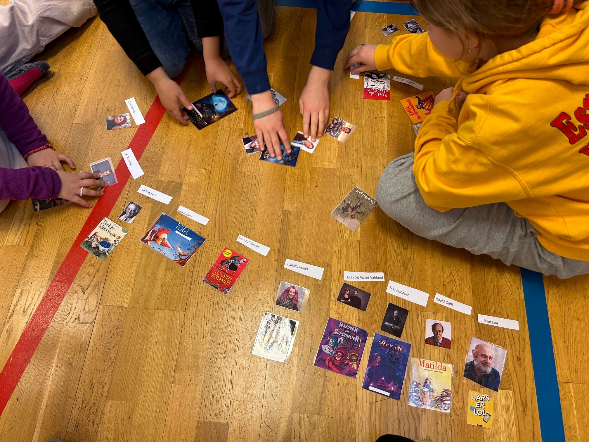 Påskelunsj i gymsalen