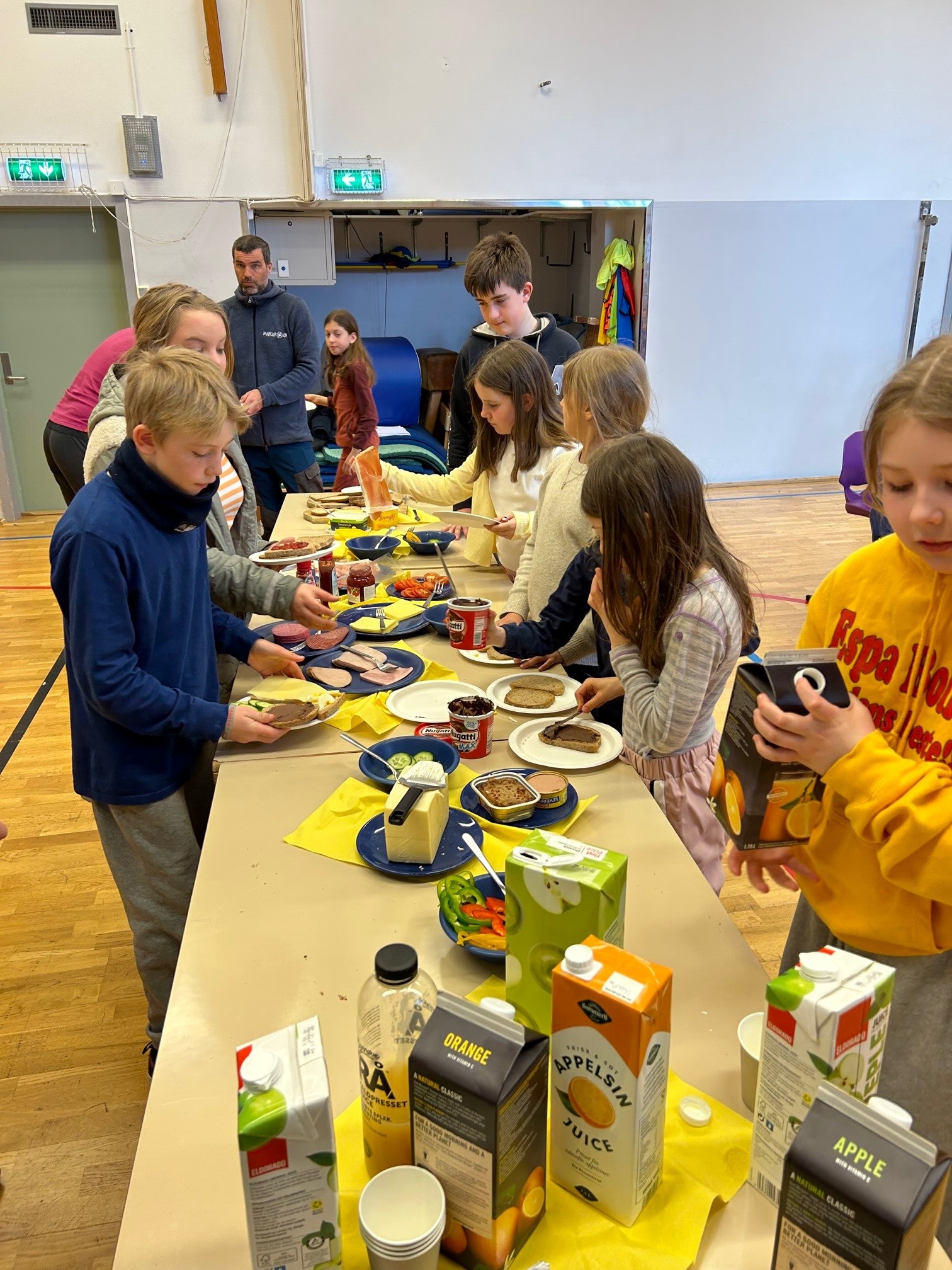 Påskelunsj i gymsalen