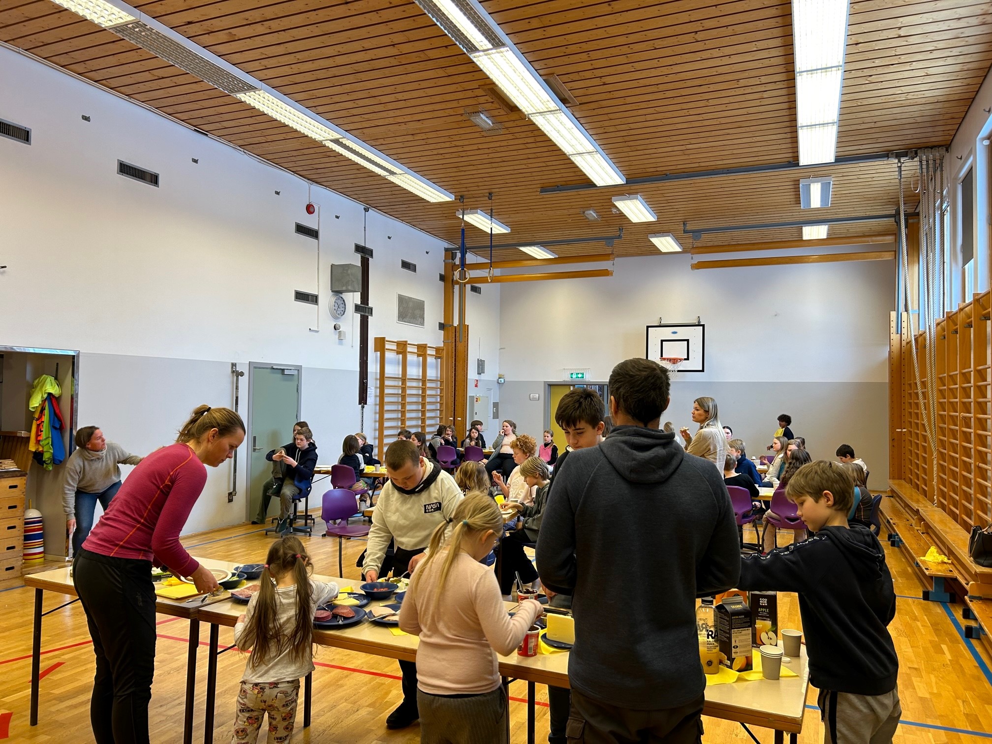 Påskelunsj i gymsalen