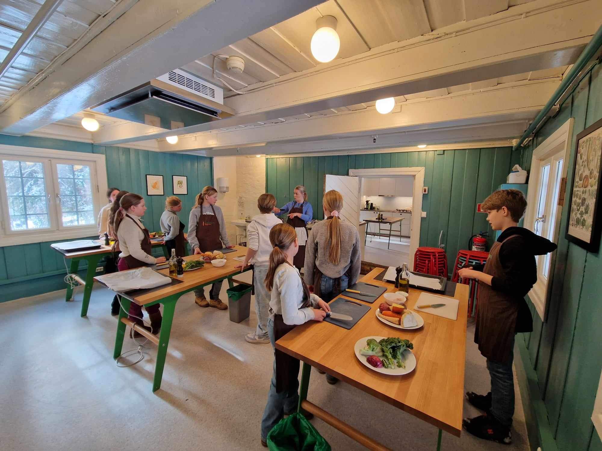 En gruppe mennesker i et rom