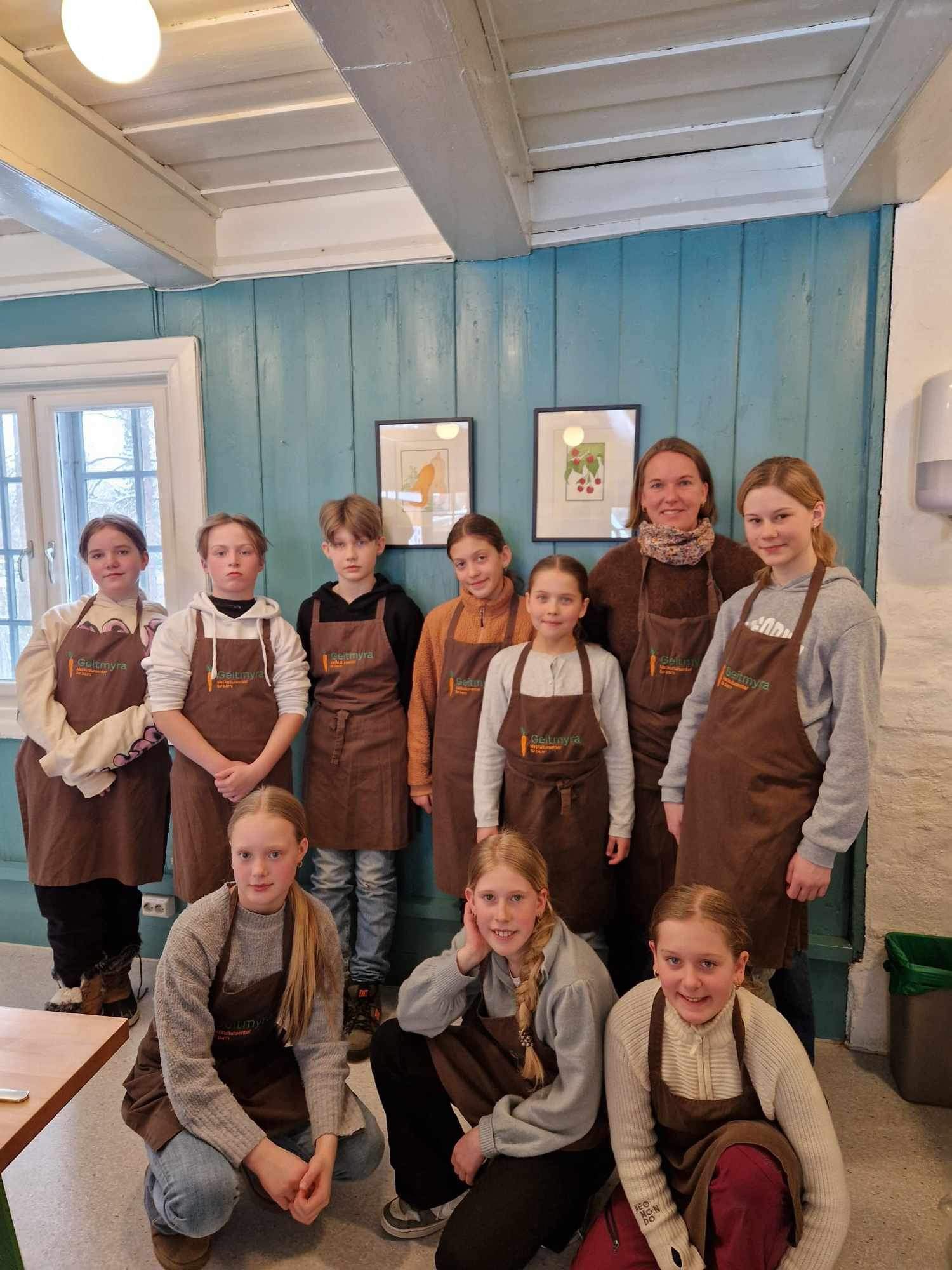 en gruppe mennesker iført klær