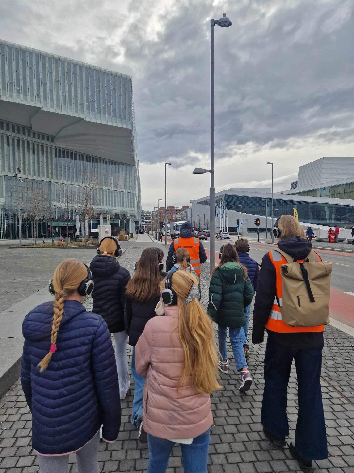 En gruppe mennesker som går på et fortau