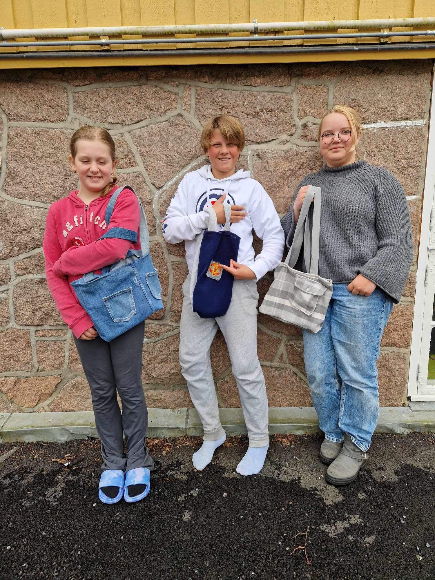 En gruppe personr som poserer for et bilde