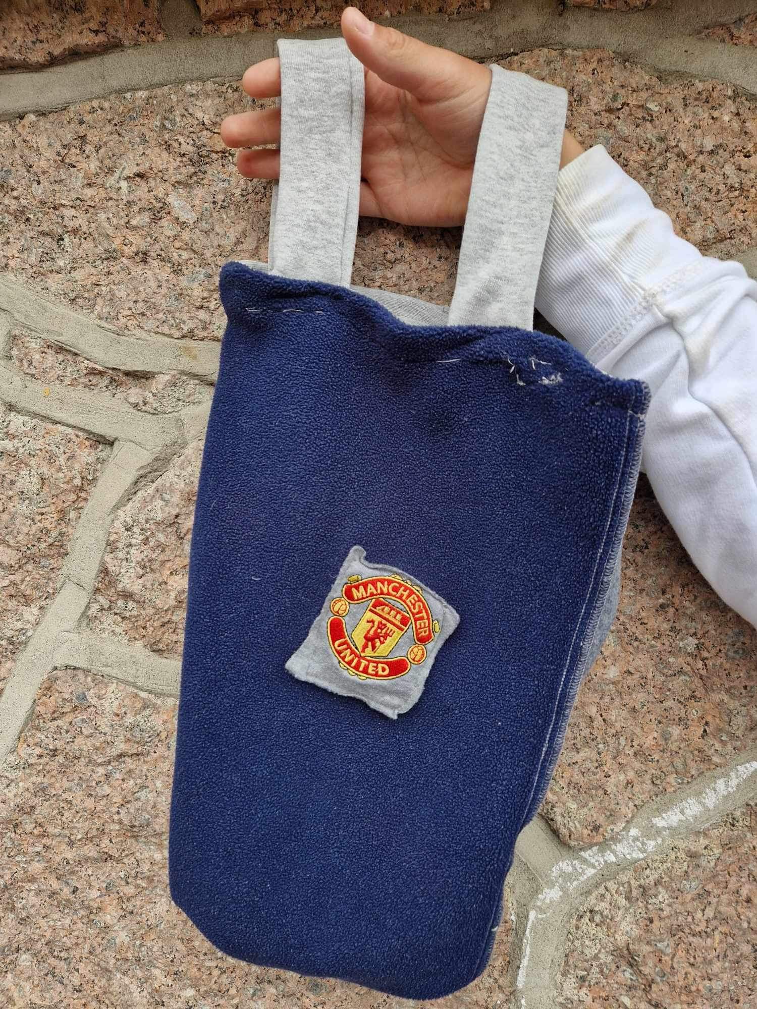 en hånd som holder en blå pose