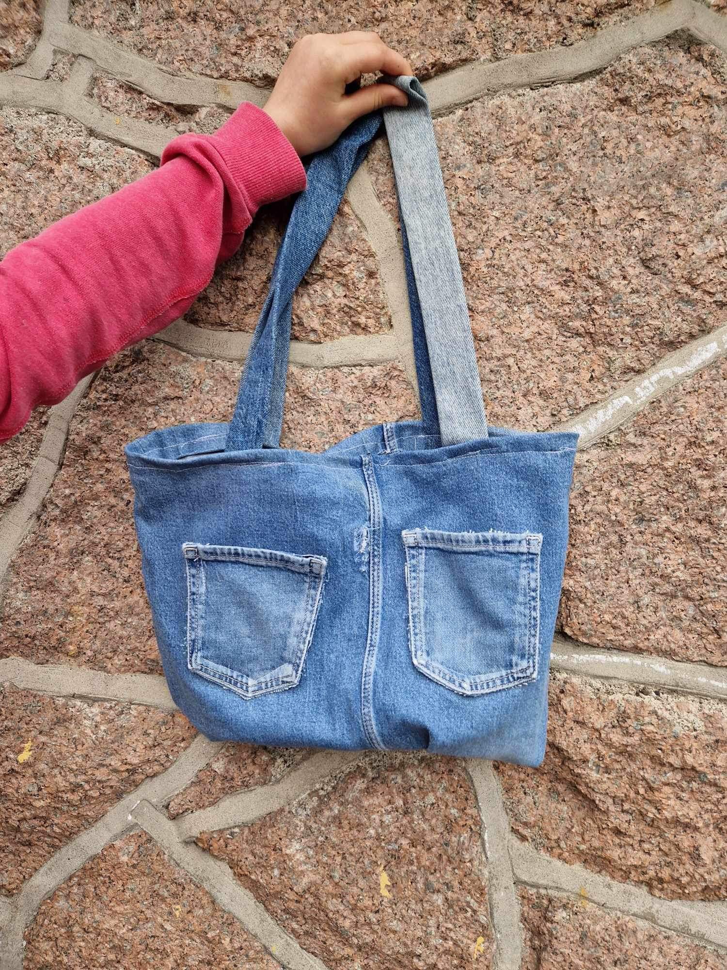 en person som holder en blå pose