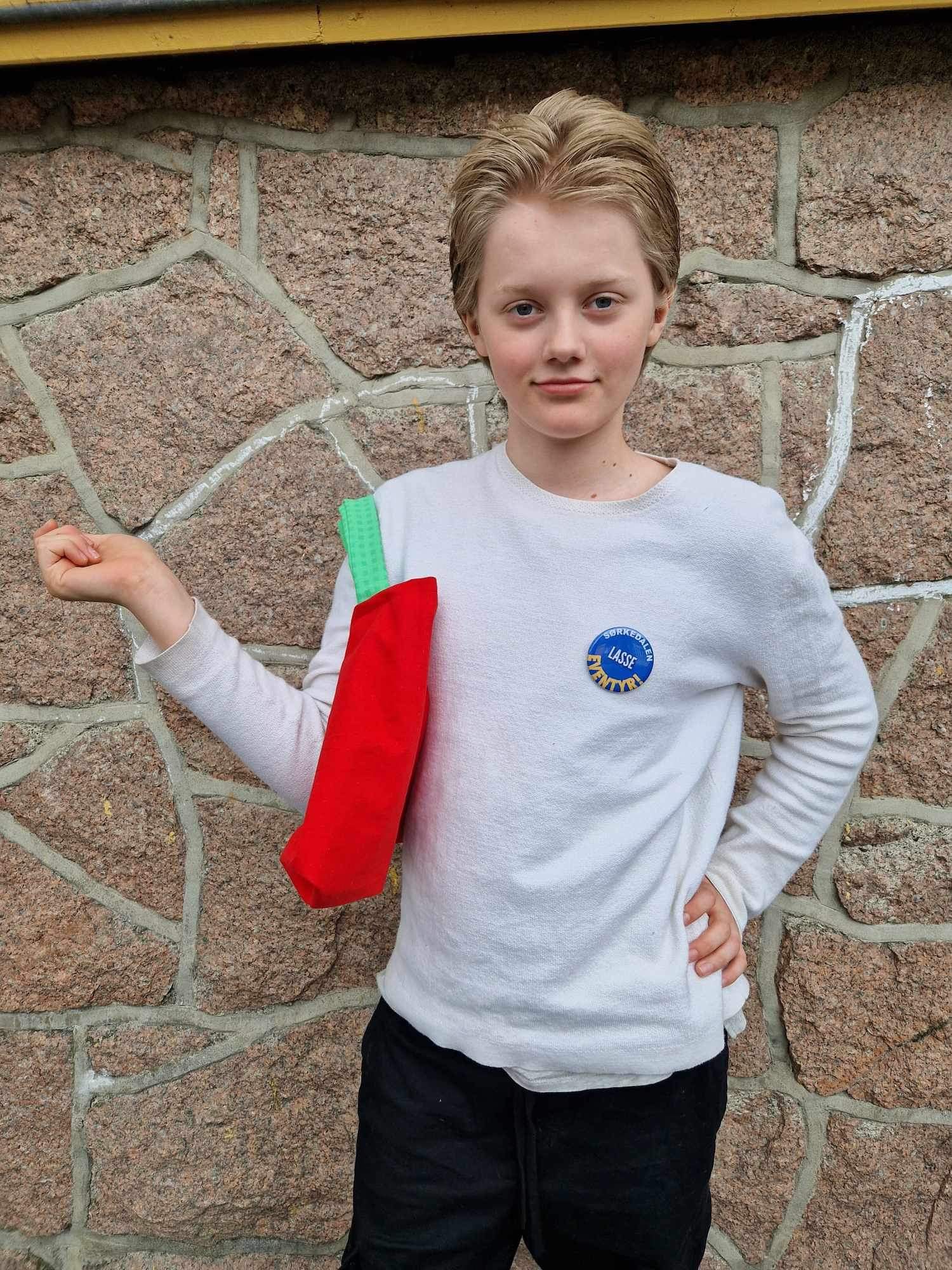 et barn som holder et rødt flagg