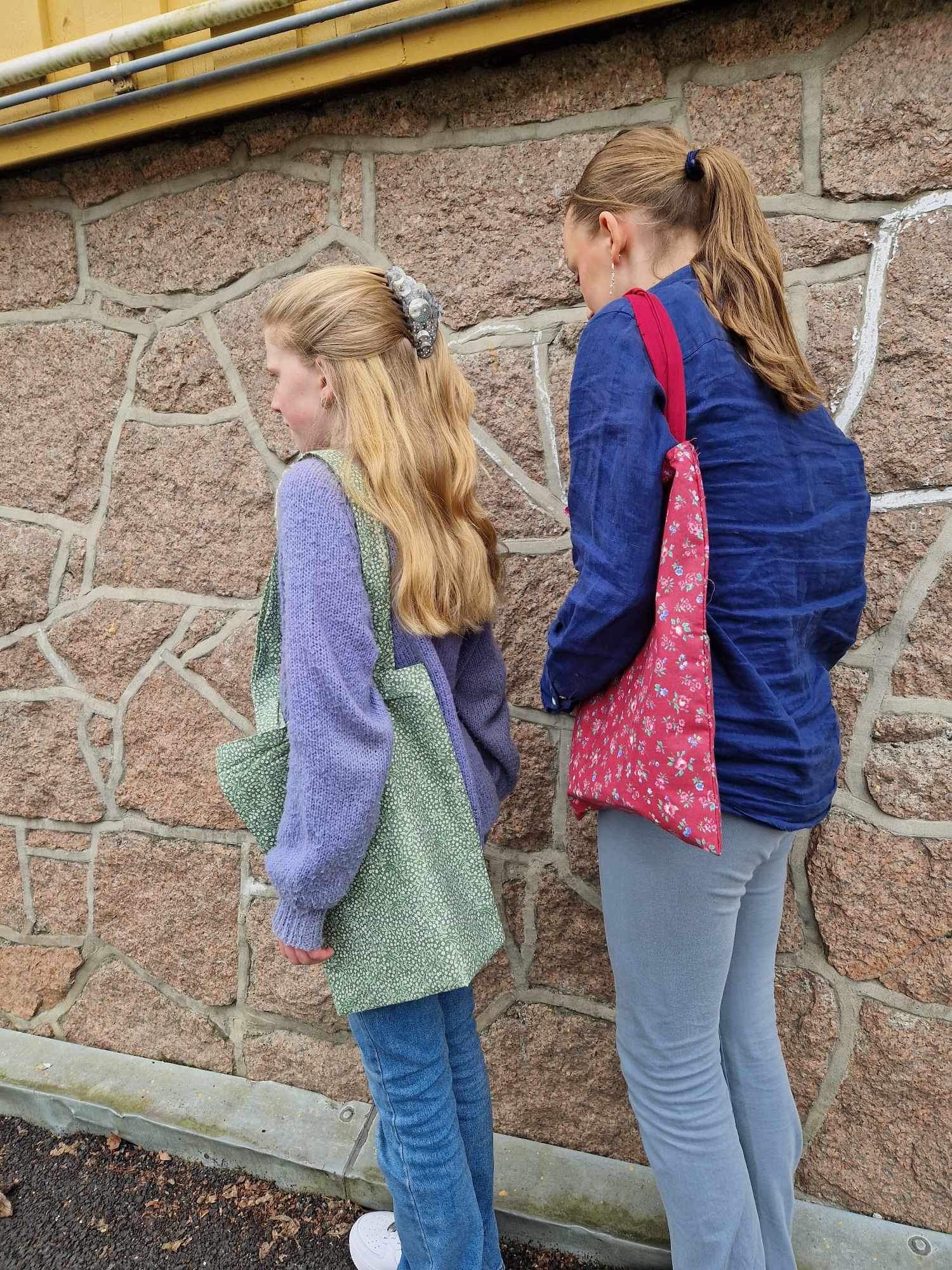 et par barnr som ser på en murvegg