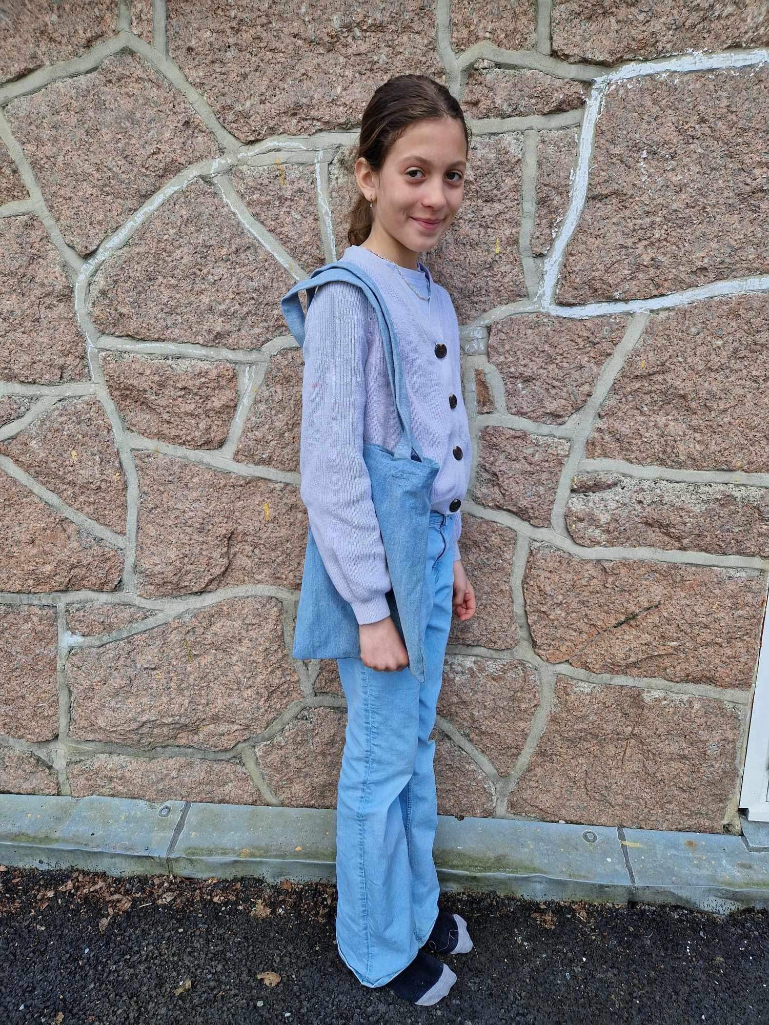 en person som poserer foran en murvegg