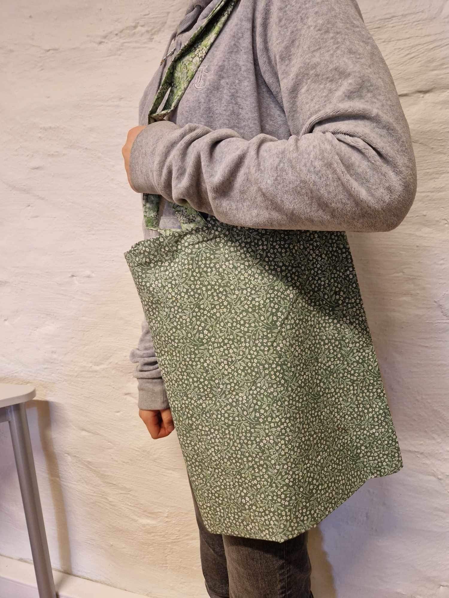 en person som har på seg et skjørt