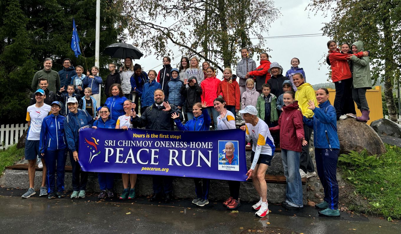 en gruppe mennesker som holder et skilt