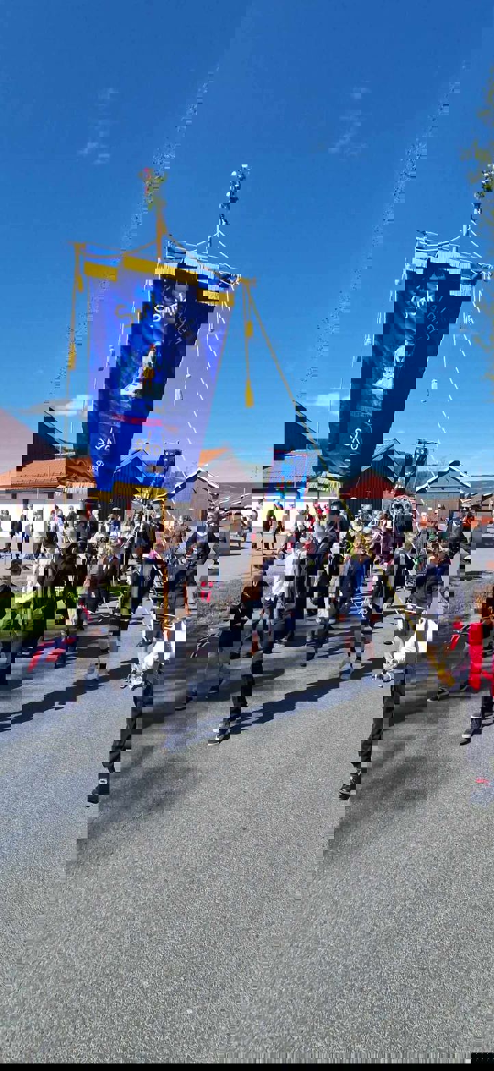 en gruppe mennesker som løper med et flagg