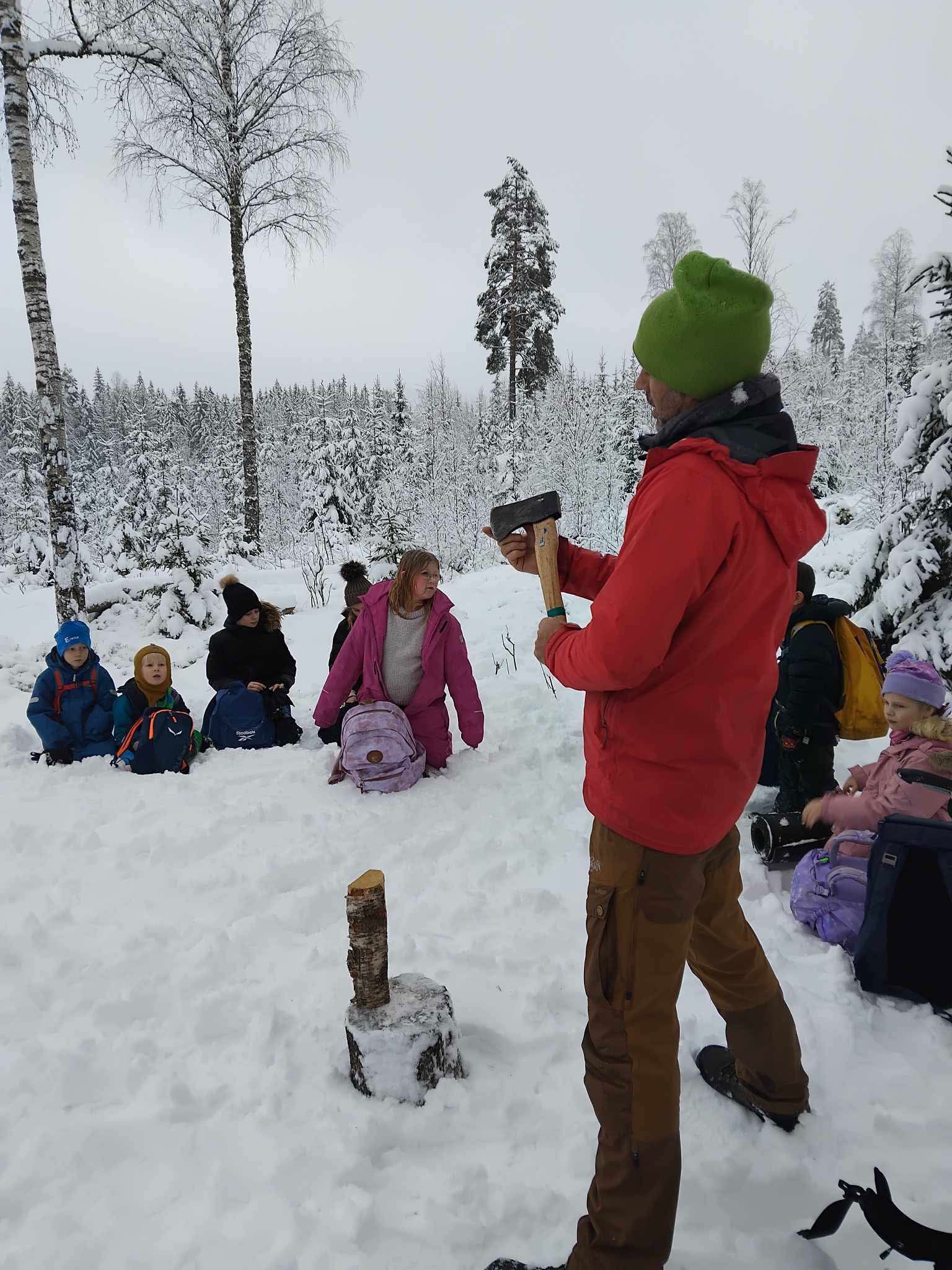 en person som tar et bilde av en gruppe mennesker i snøen