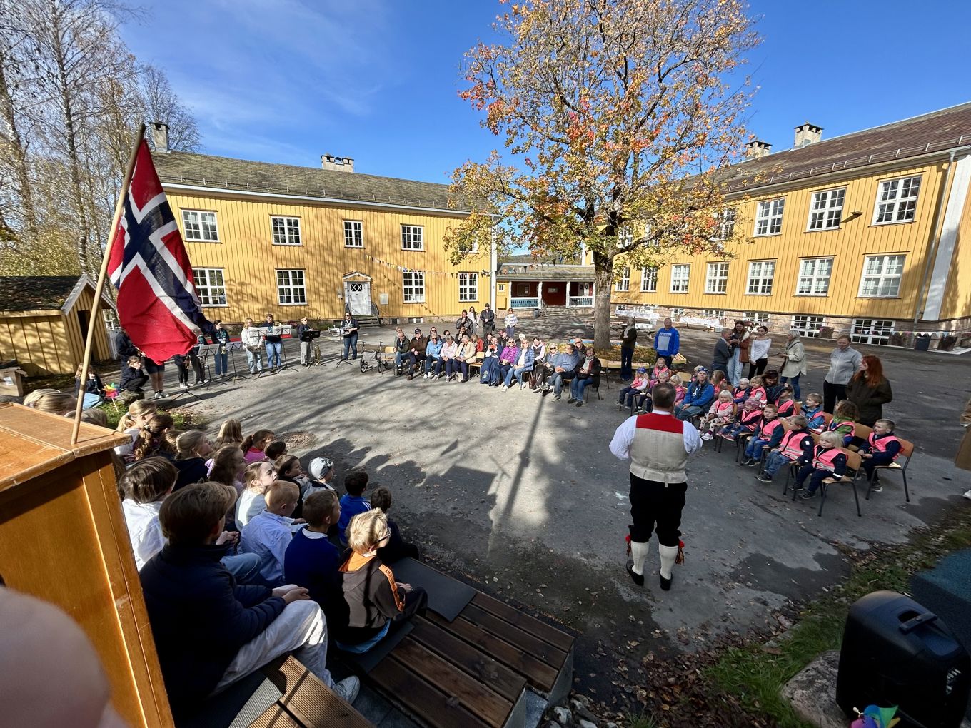 en gruppe mennesker som sitter utenfor en gruppe mennesker som sitter utenfor