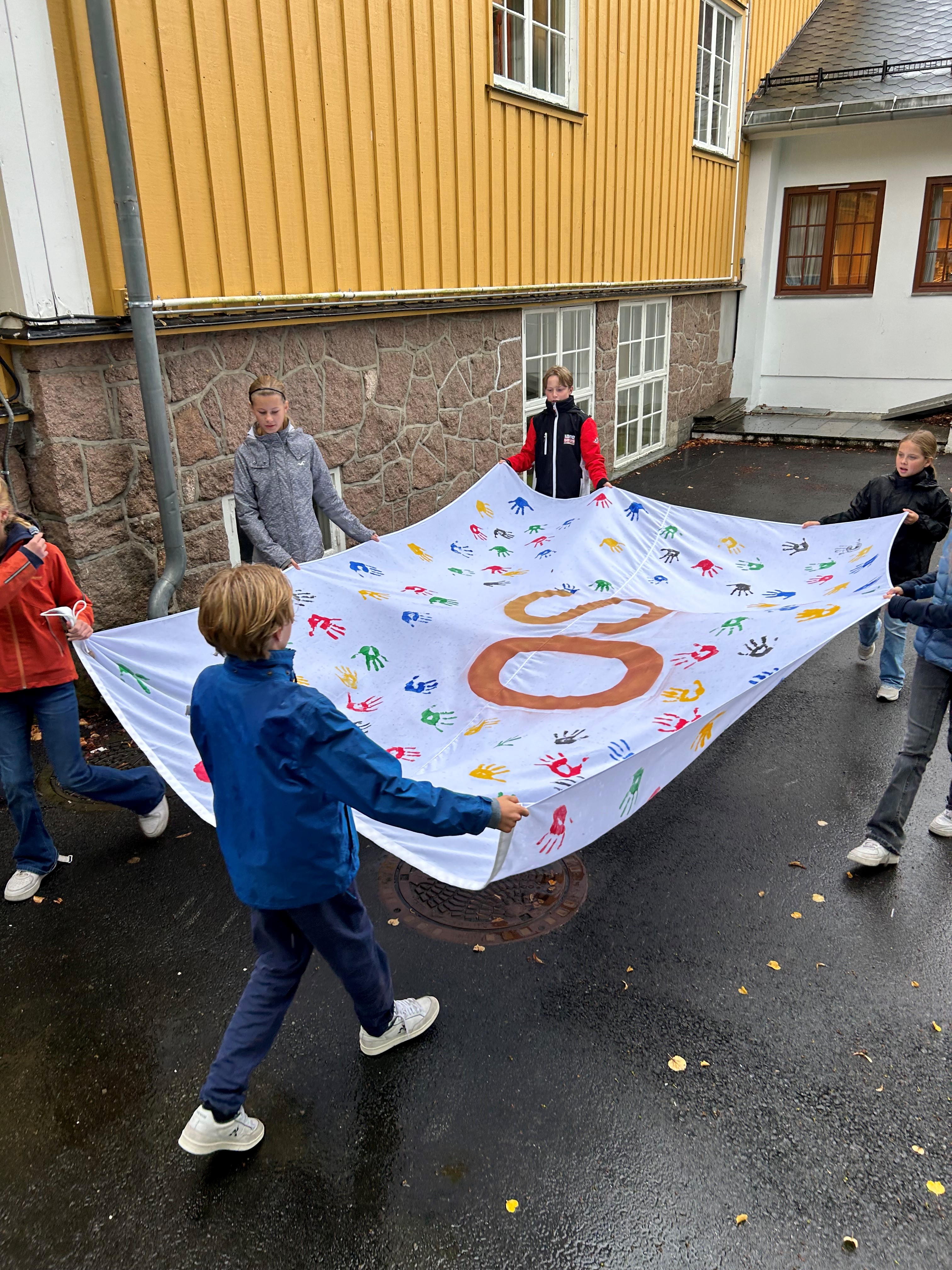 et barn som holder en drage