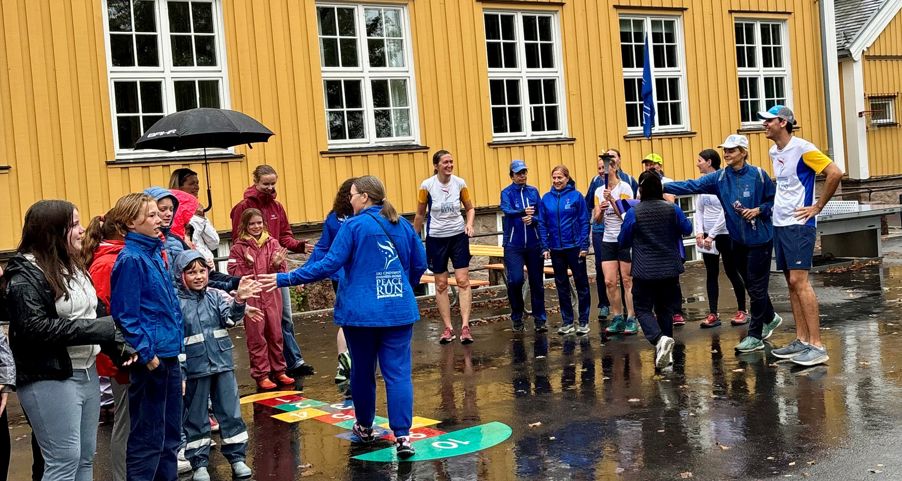 en gruppe mennesker som står utenfor en bygning