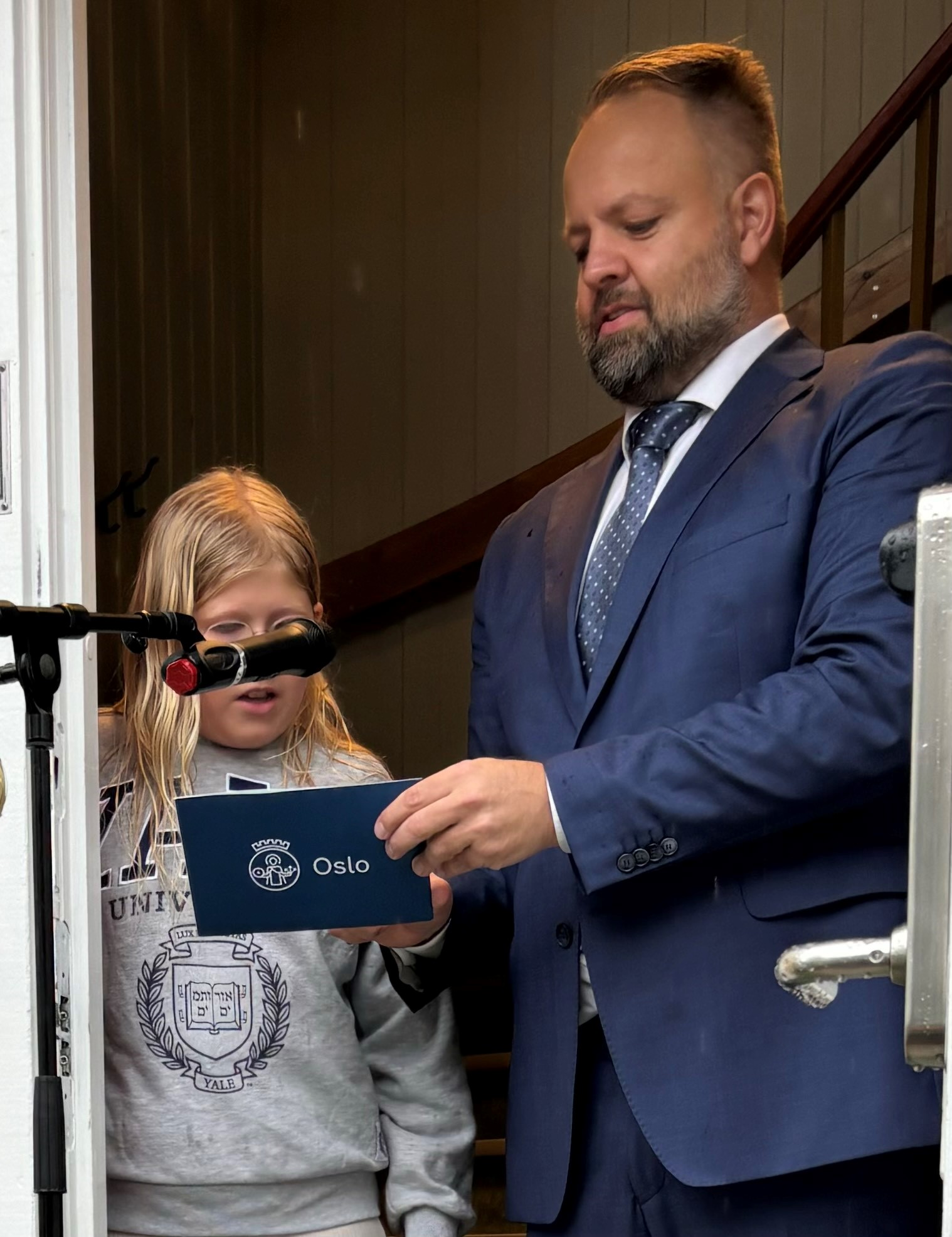 en person som holder en boks og en dukke