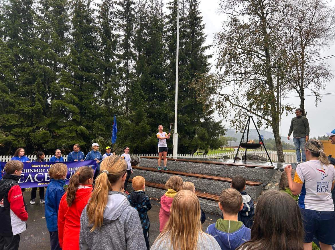 en gruppe mennesker som ser et band spille på en scene