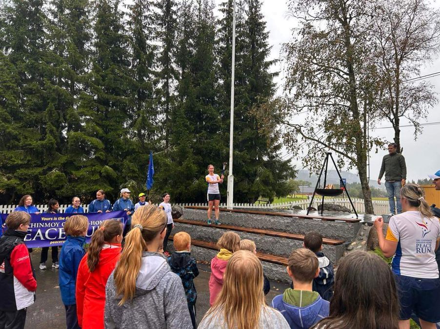 en gruppe mennesker som ser et band spille på en scene