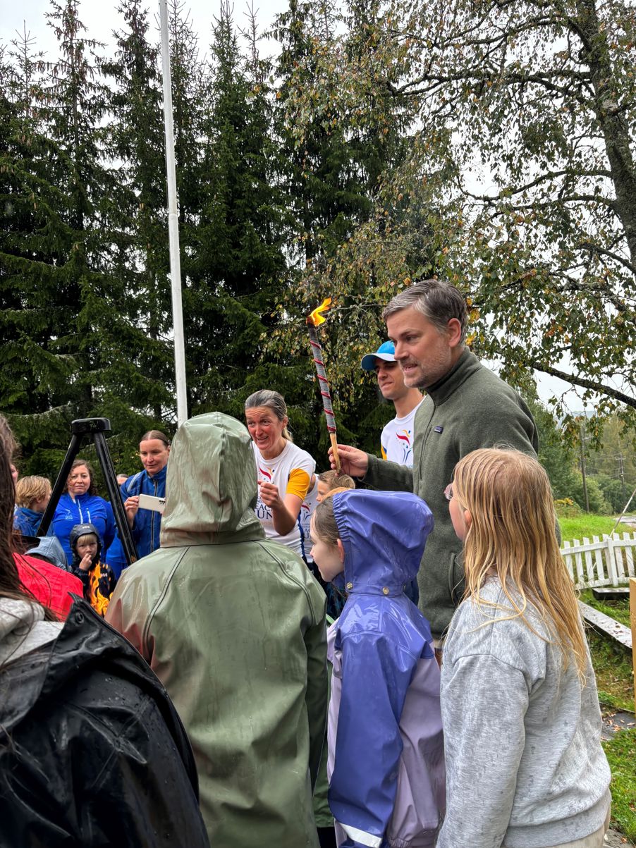 en gruppe mennesker utenfor